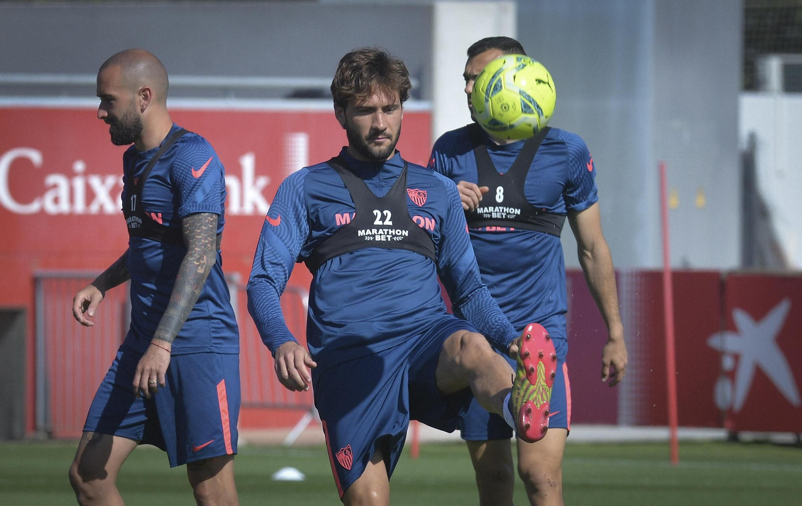 Franco Vázquez toca el balón con Aleix Vidal a su espalda.