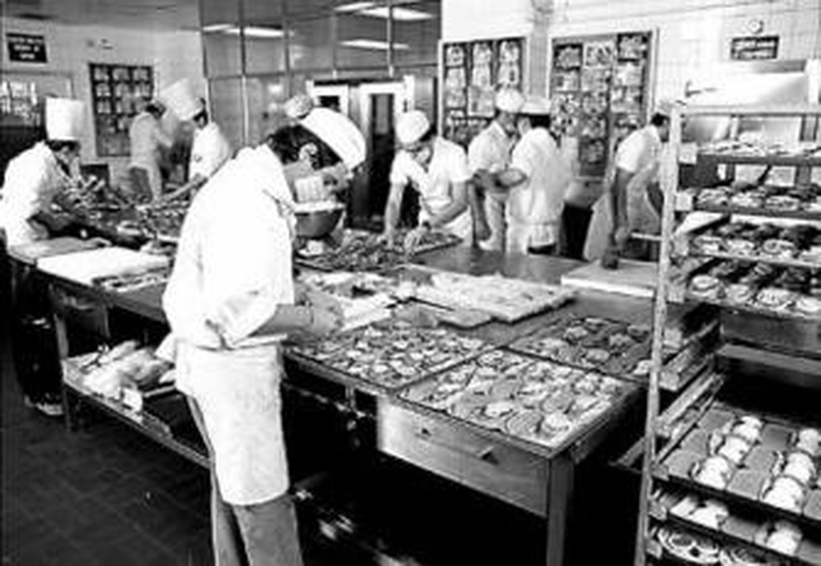 Un grupo de cocineros en plena faena.
