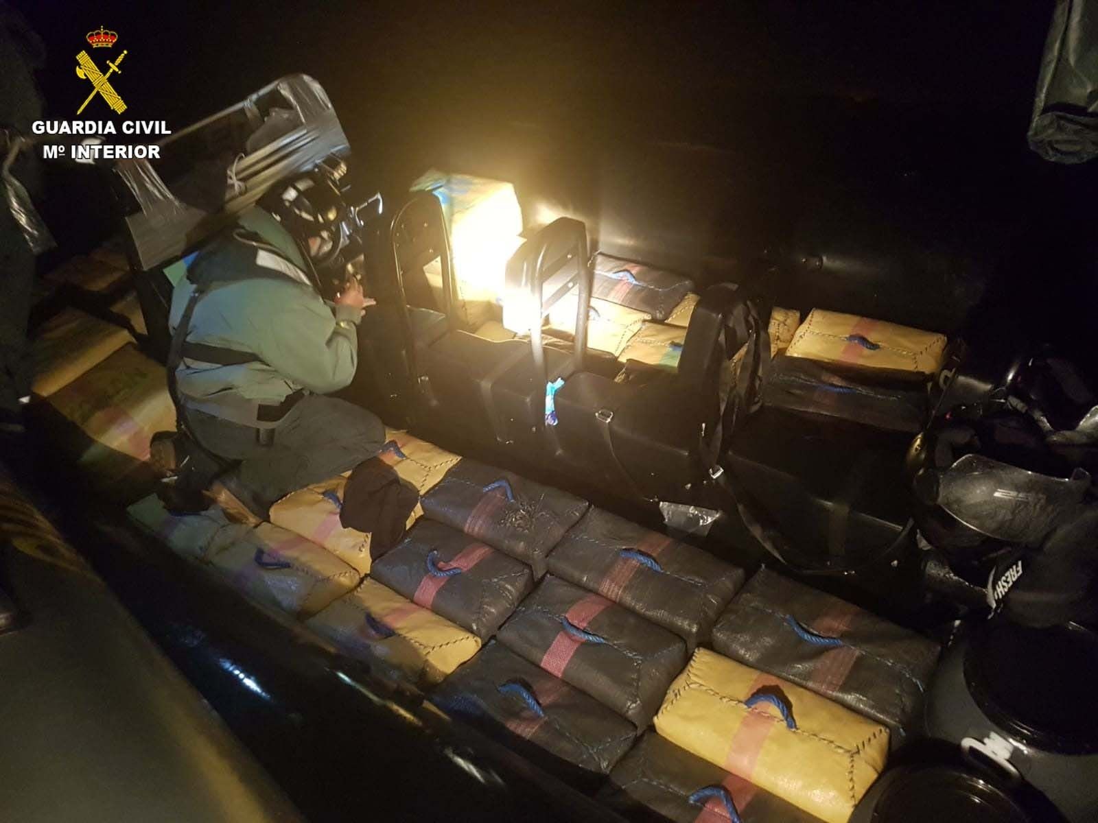 La embarcación y los fardos de droga incautados la madrugada del viernes.