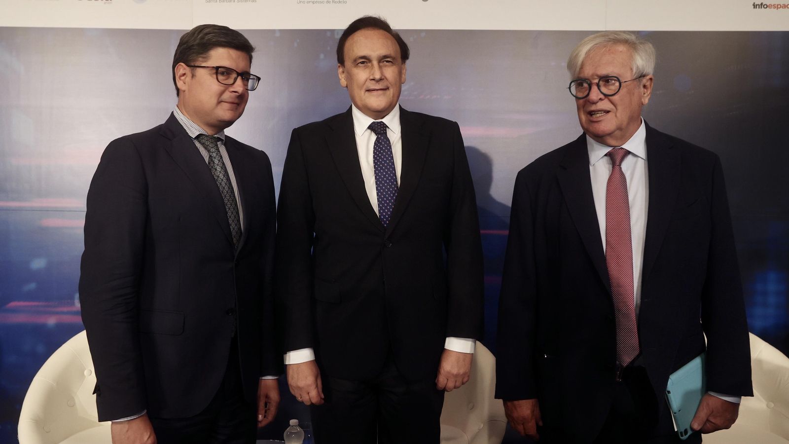 Álvaro Pimentel, tercer teniente de alcalde del Ayuntamiento de Sevilla; José Carlos Gómez Villamandos, consejero de Universidad, Investigación e Innovación; y Joan Clos, comisionado del Summit.