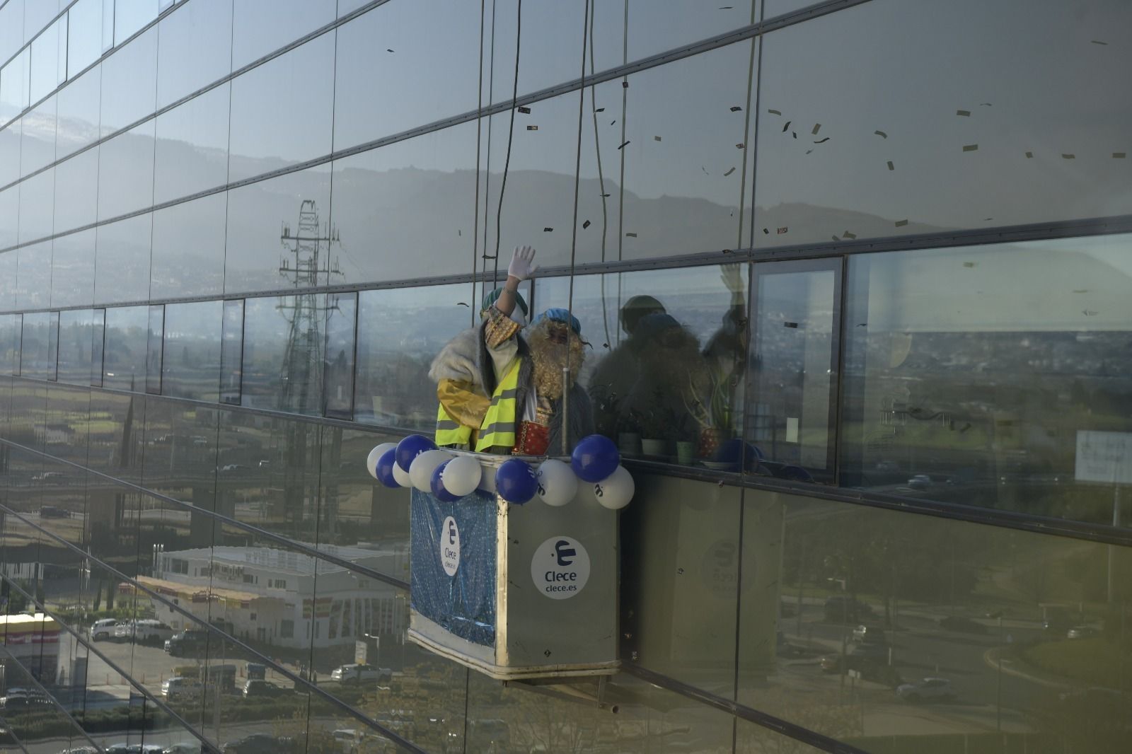 Así ha sido la visita de los Reyes Magos a los niños hospitalizados en el Hospital San Cecilio de Granada