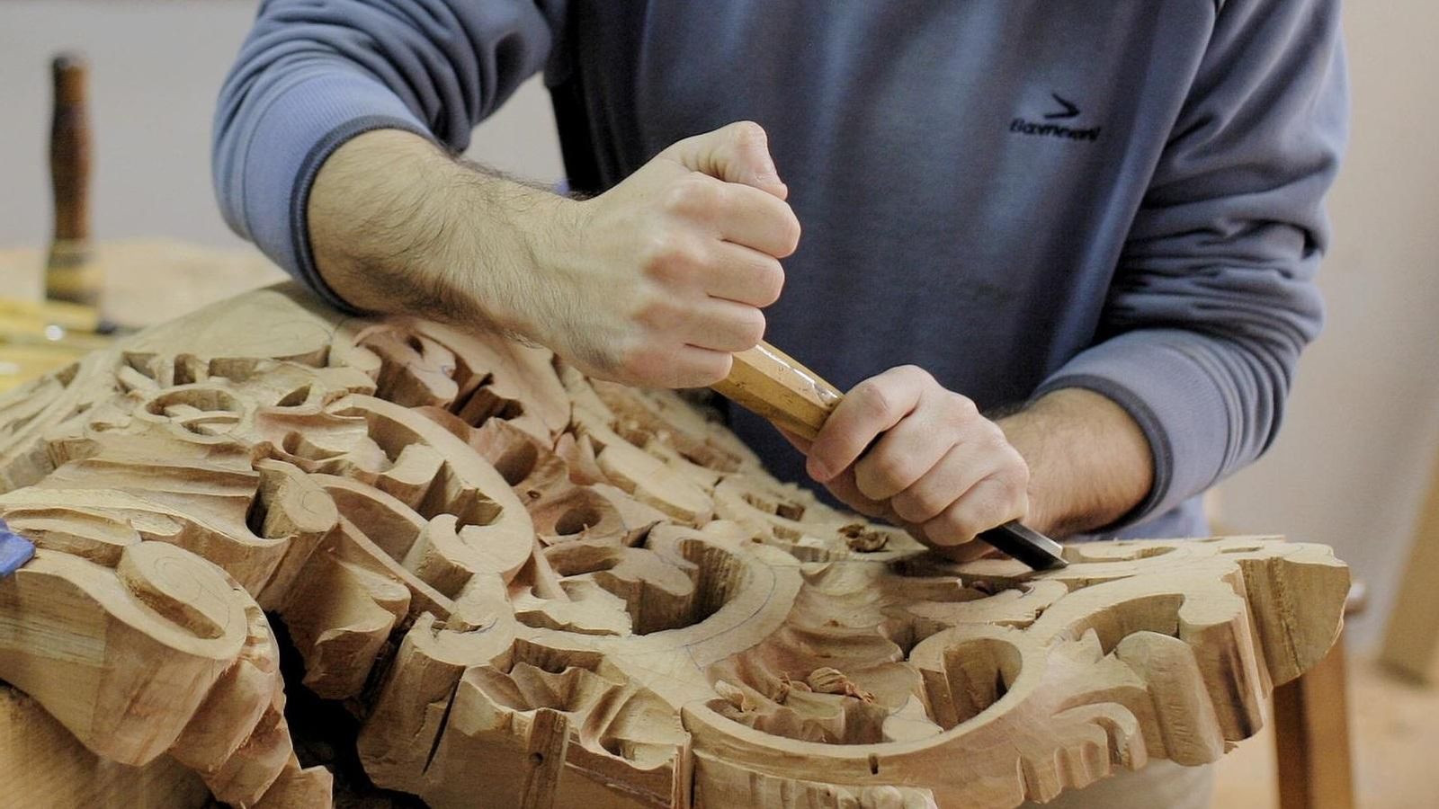 Las manos de un tallista (Manuel Oliva) trabajando con la madera, en una imagen de archivo.