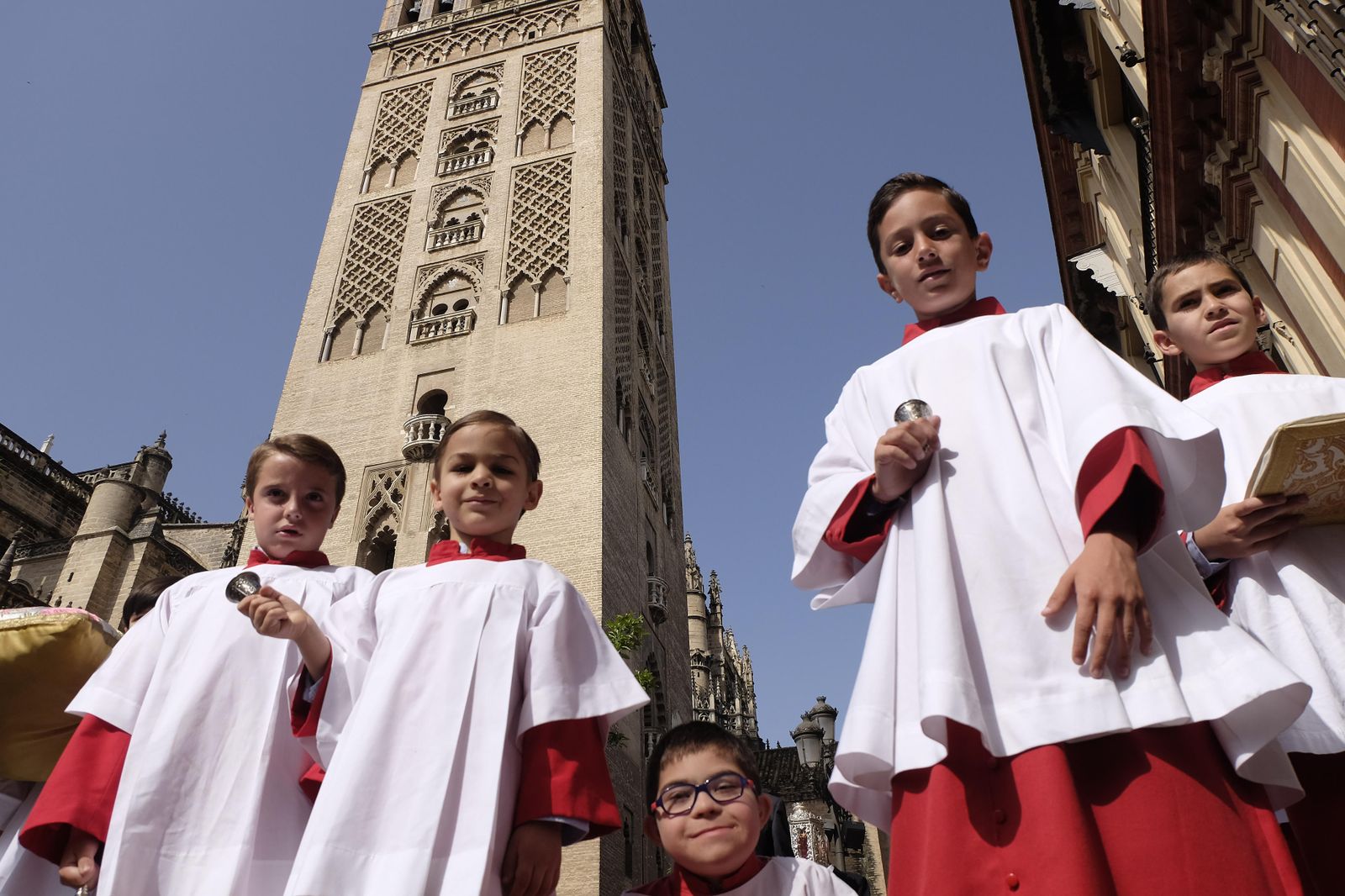 Monaguillos de la Archicofradía Sacramental del Sagrario con la Giralda al fondo.