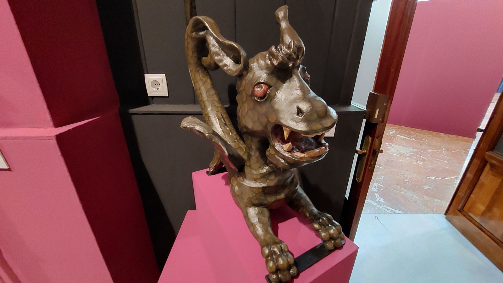 La exposición de estrenos de la Semana Santa, en imágenes