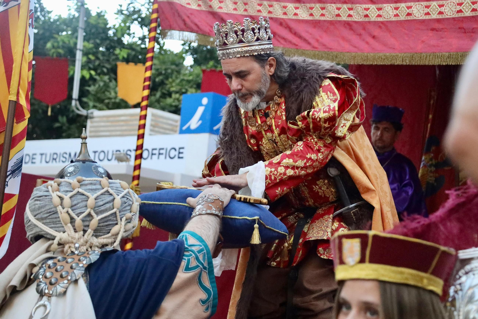 El rey Fernando recibe la llave de la ciudad de manos de Ali Dourdux.