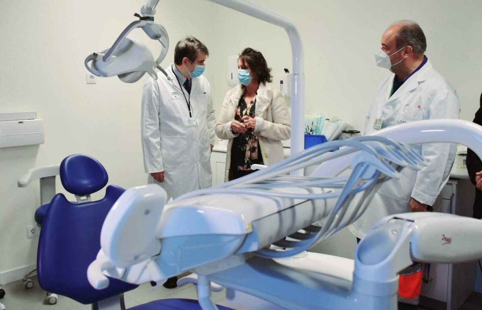 Catalina García, durante la visita a las instalaciones del centro de salud de San Juan de Aznalfarache.
