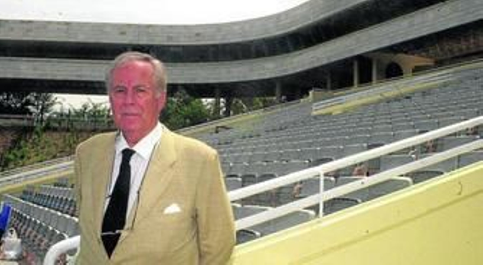 El arquitecto Eleuterio Población, en el Auditorio de la Cartuja, en una imagen tomada hace unos años.