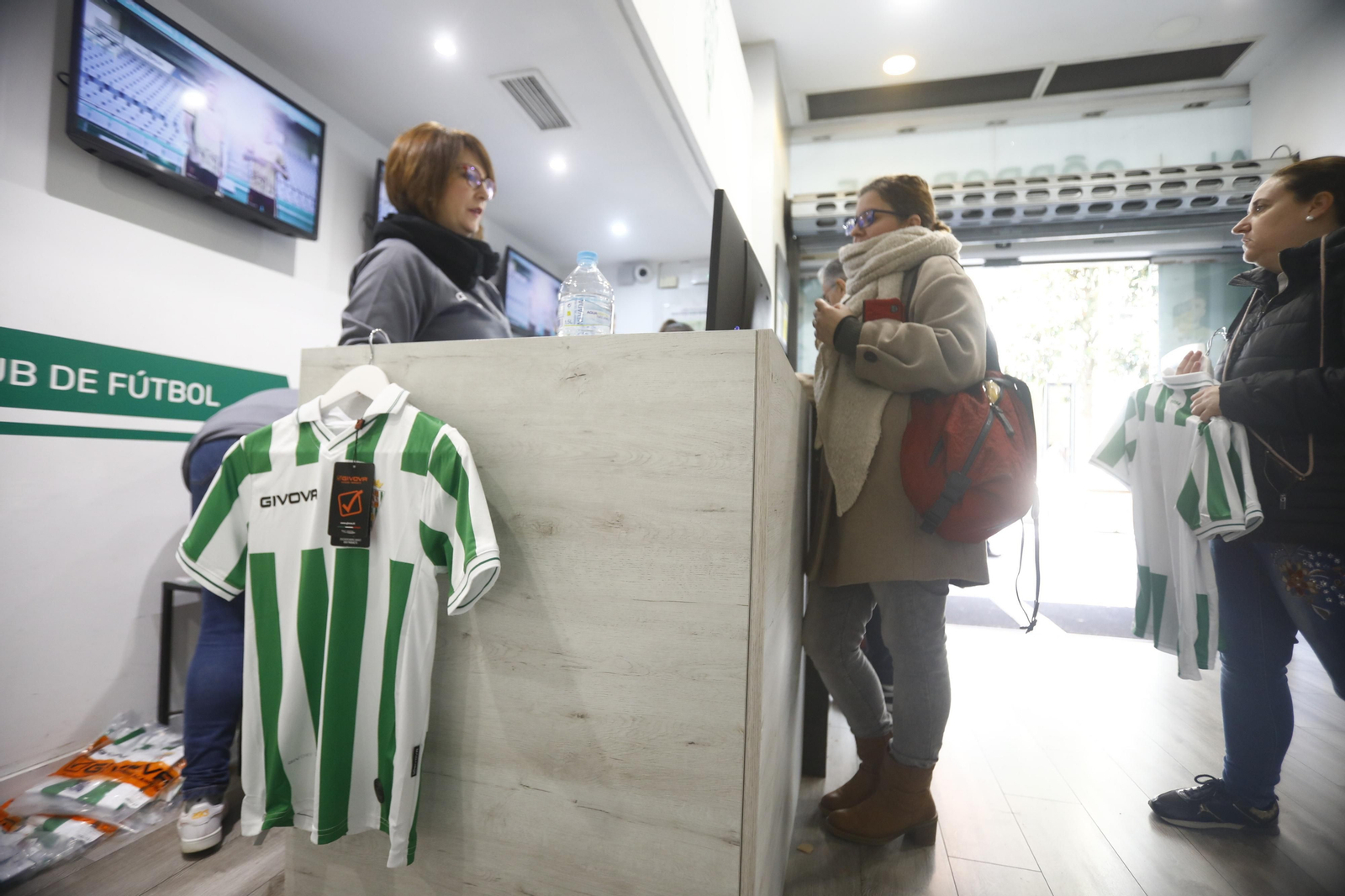 La venta de las equipaciones del Córdoba CF de esta temporada, en imágenes