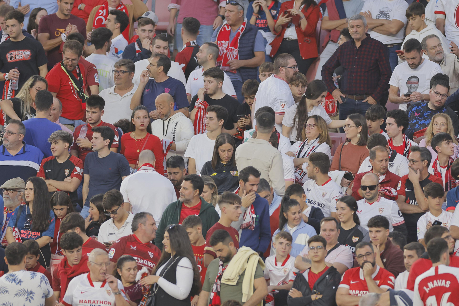 Búscate en las fotos del Sevilla-Betis