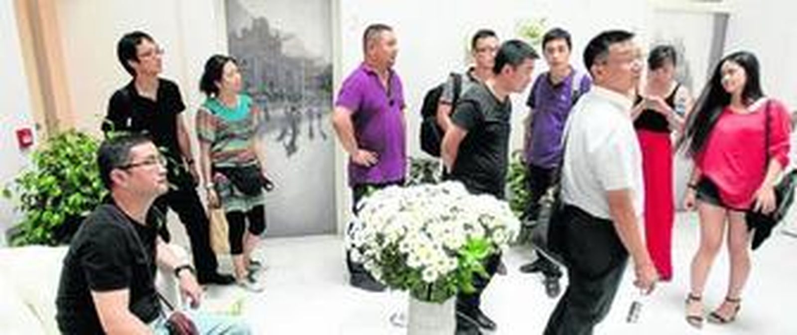 La delegación china (en el centro, Xianning Li), en el hotel Palacio Alcázar, antiguo estudio de John Fulton.