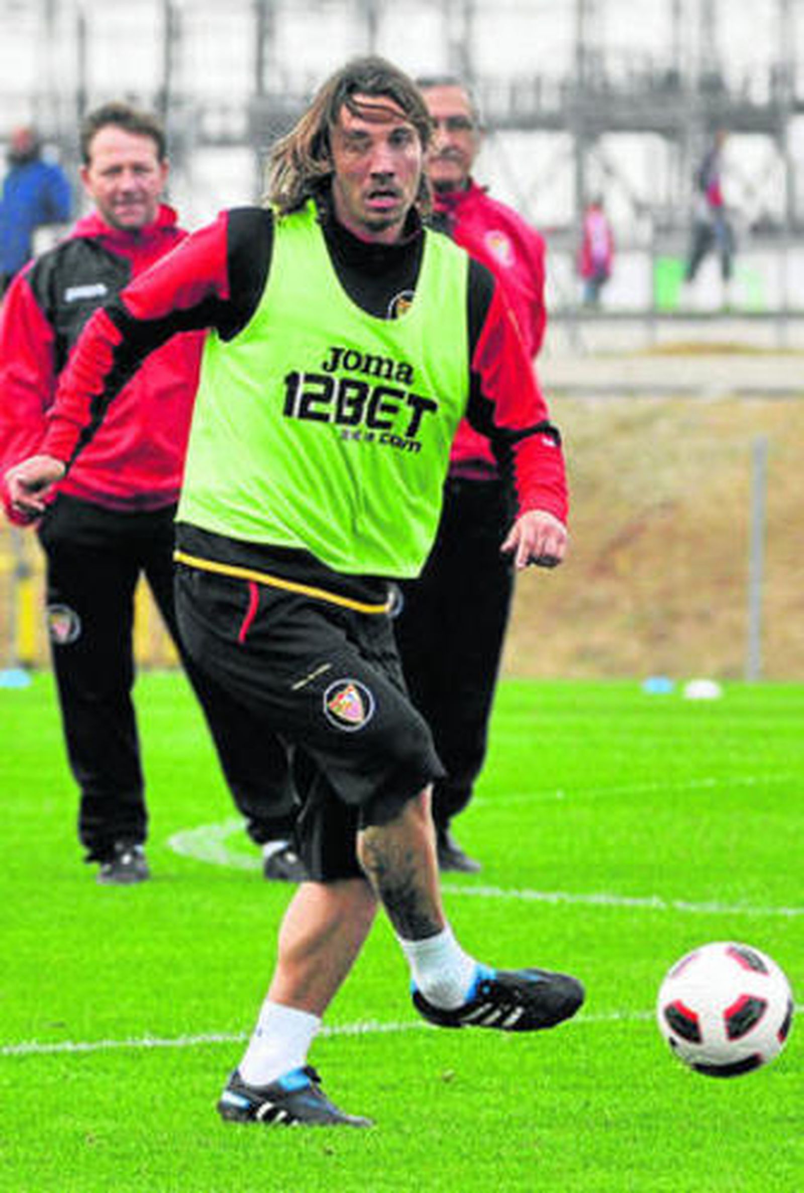 Alexis toca el balón con Manzano siguiendo el ensayo de ayer.
