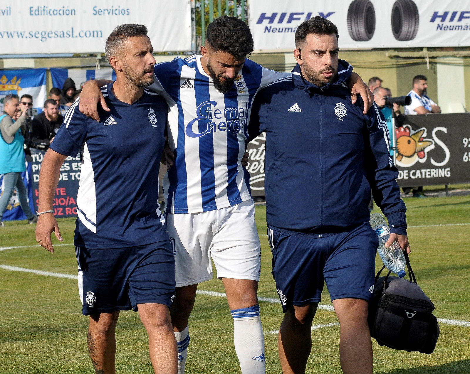 Manu Galán, entre lágrimas, abandonando el terreno de juego de La Albuera.
