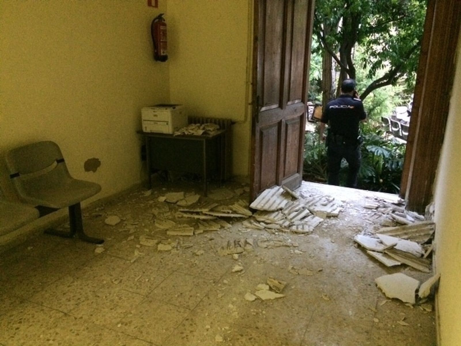 Imagen de los destrozos causados al desplomarse uno de los techos rasos de la comisaría de Jerez.