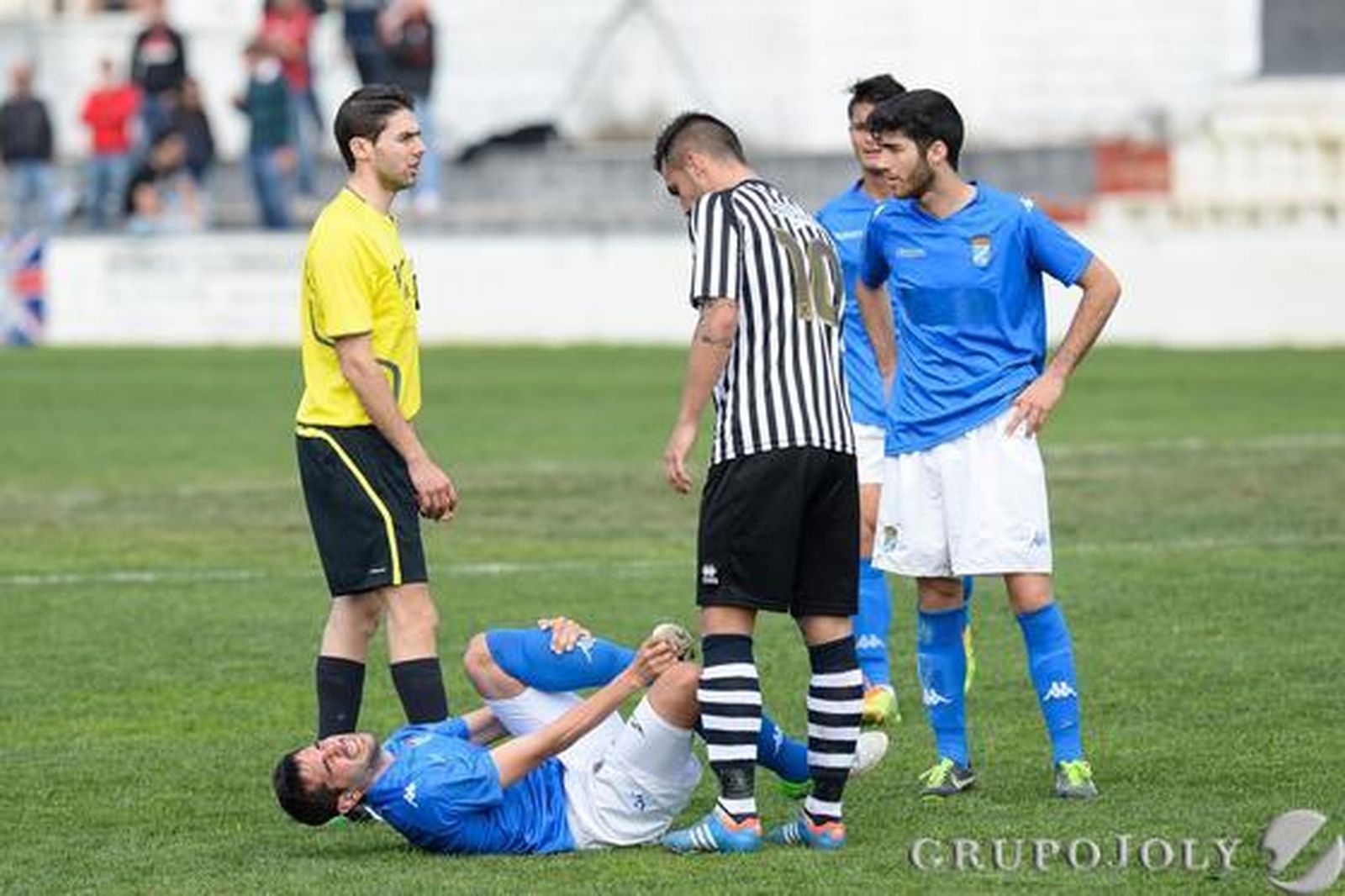 El XCD, que tampoco paga al árbitro, cae ante el Mairena (2-1) con un gol dudoso en el minuto 89.

Foto: LOF
