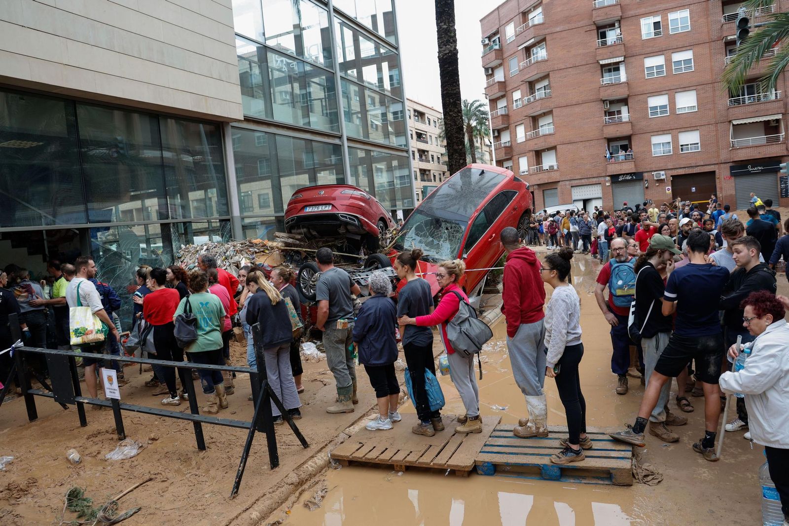 Galería de imágenes: Valencia busca luz en el tunel tras la catástrofe de la Dana