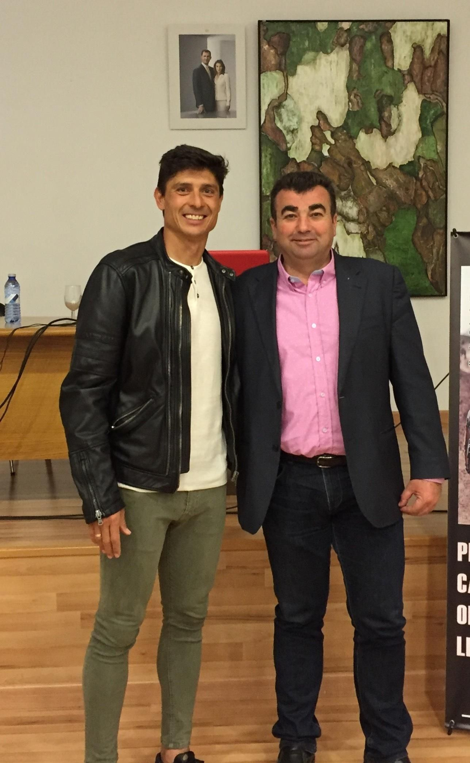 Jesús Vázquez posa junto al alcalde de Santa Olalla, Antonio Plaza.