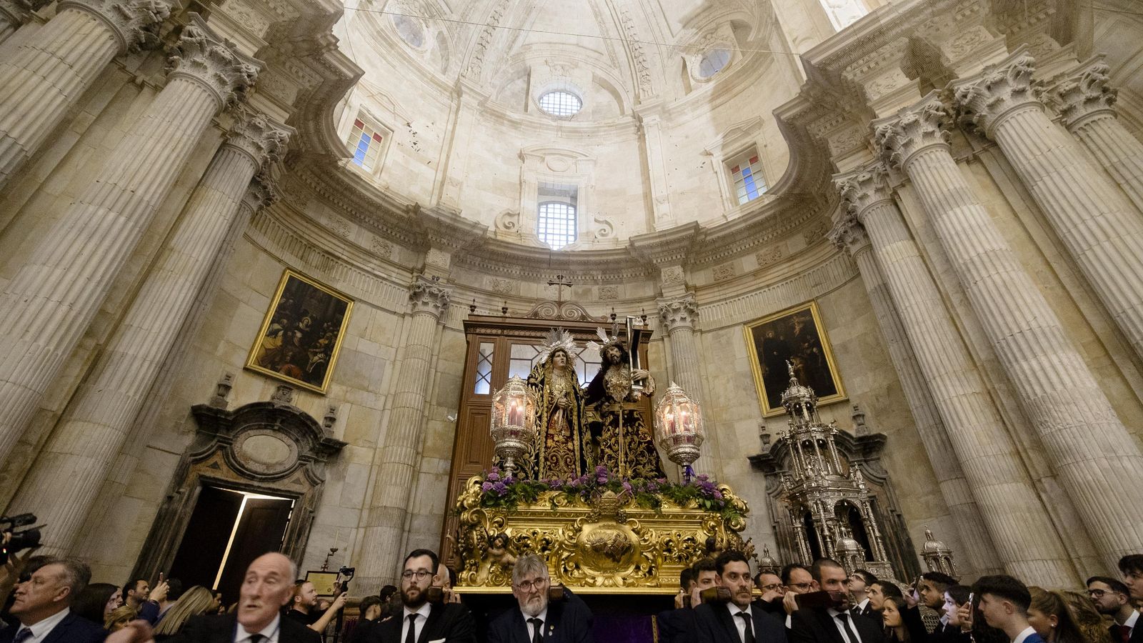 Las imágenes del  vía crucis de las hermandades de Cádiz