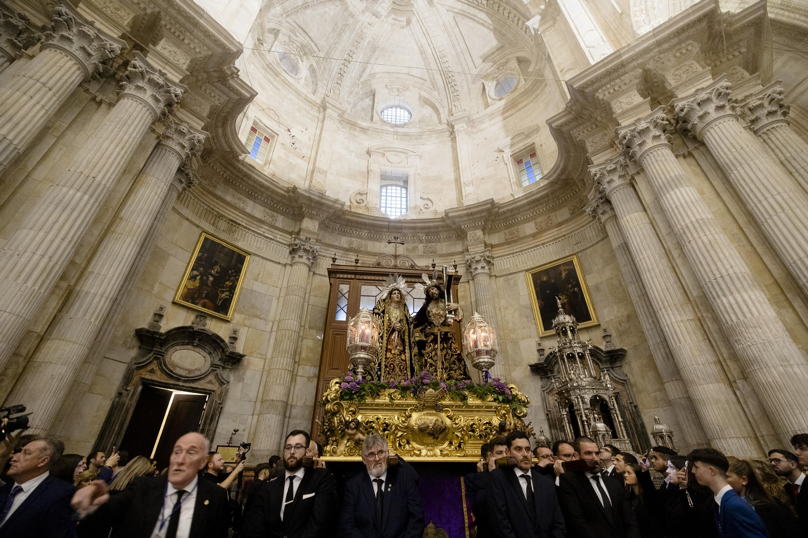 Las imágenes del  vía crucis de las hermandades de Cádiz