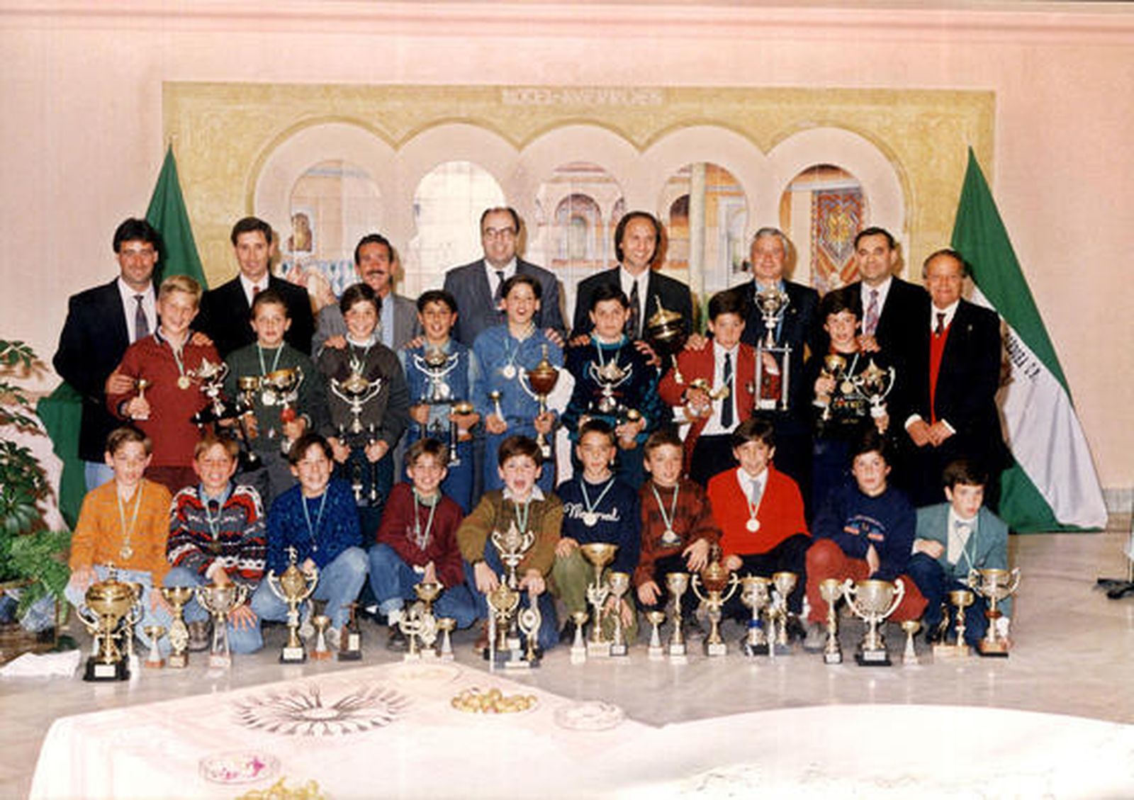 Rafael Márquez Campos en una entrega de trofeos de Apacor, con Coco y Perico Campos entre otros técnicos.