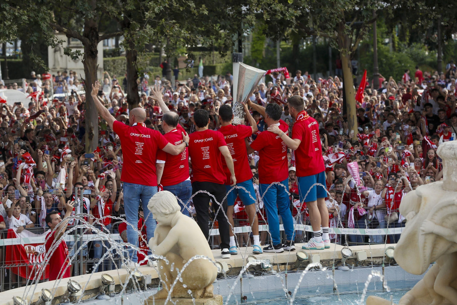 Monchi, con Castro y Del Nido Carrasco a su derecha en la fuente de la Puerta de Jerez.