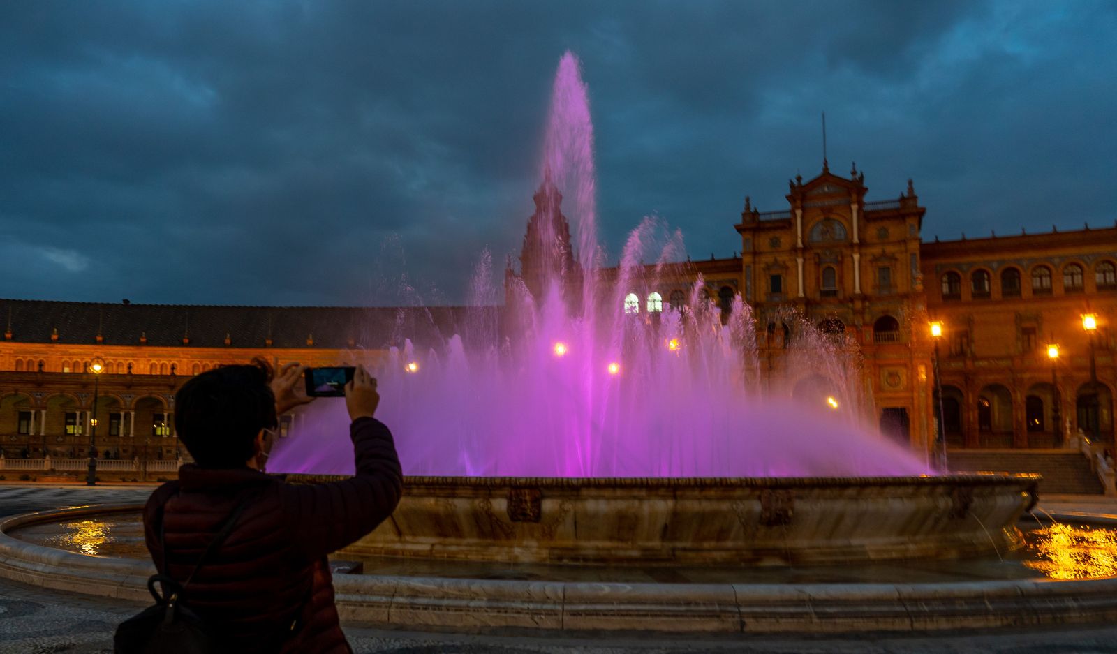 La fuente de la Plaza de España, teñida de morado el pasado 8 de marzo.