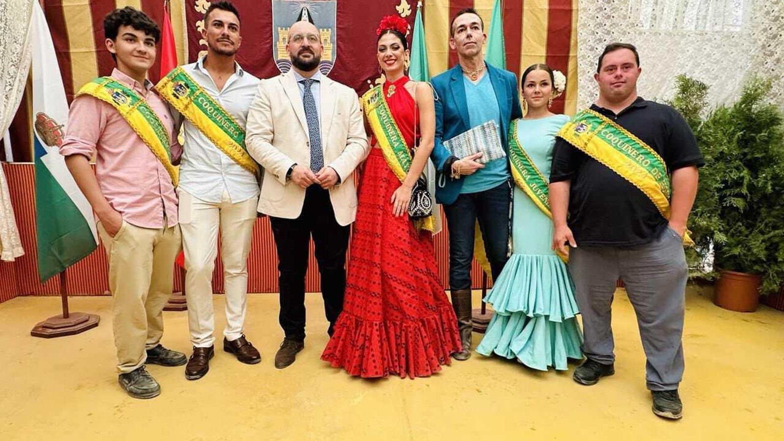 Germán Beardo y el concejal David Calleja, con las coquineras y coquineros de este año.