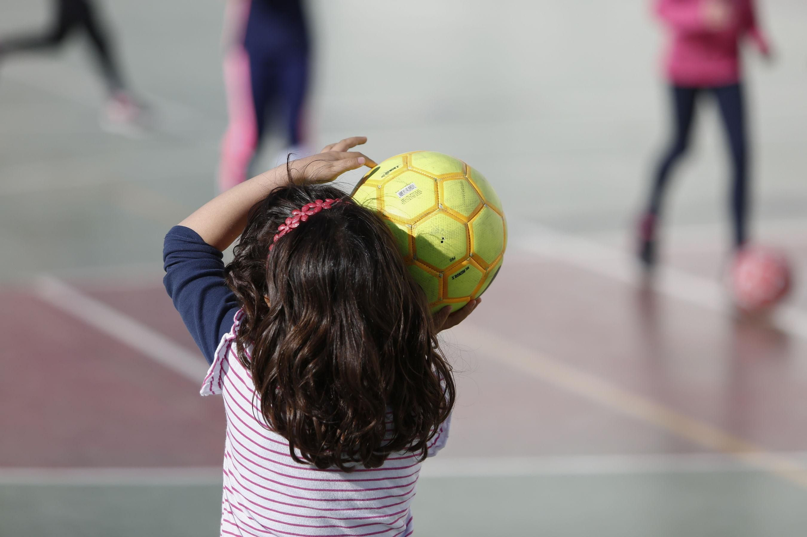 Una escolar durante una actividad por la tarde en el colegio, en una imagen de archivo.