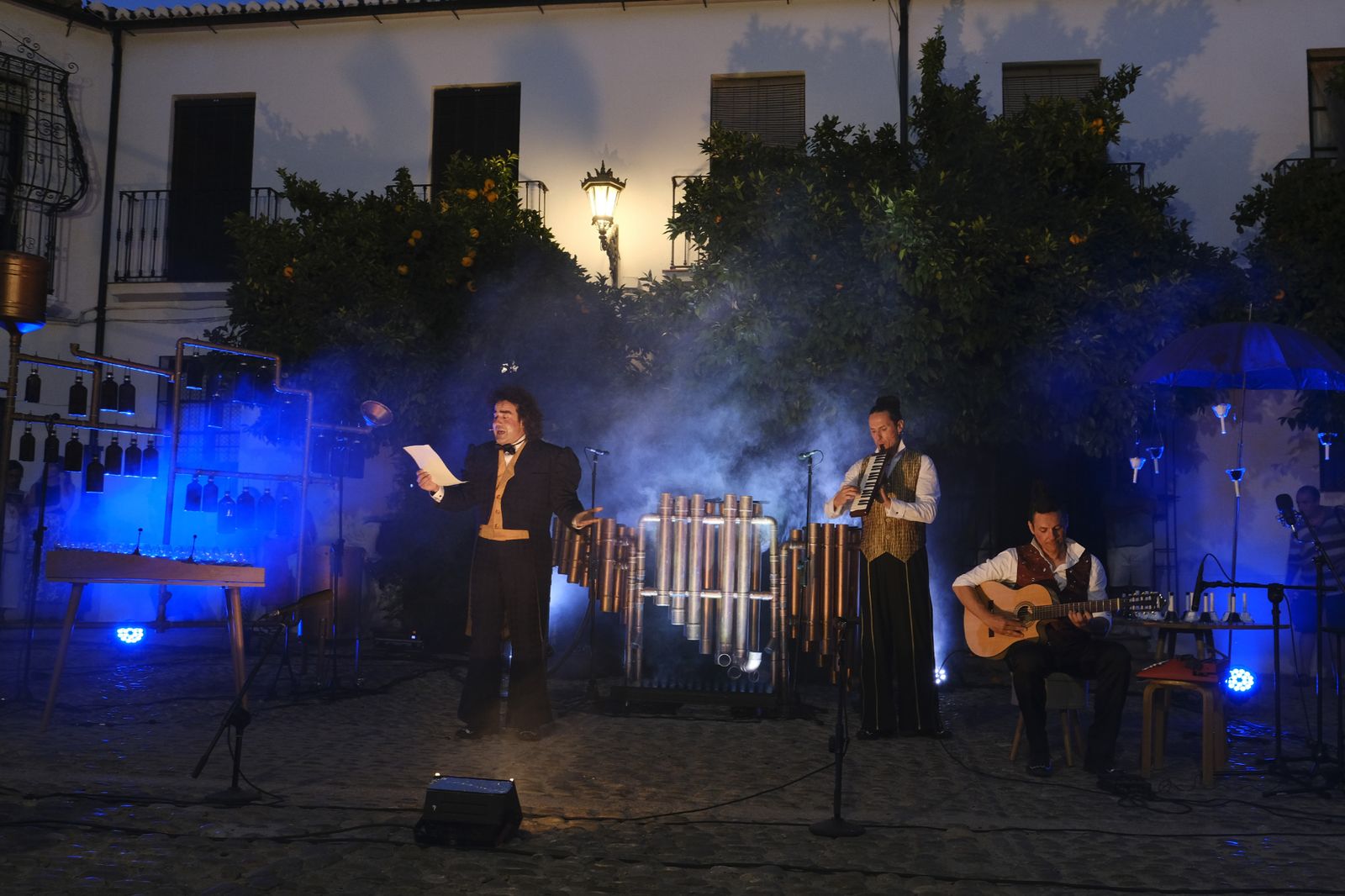 Actuación musical en las puertas del Palacio de Mondragón.