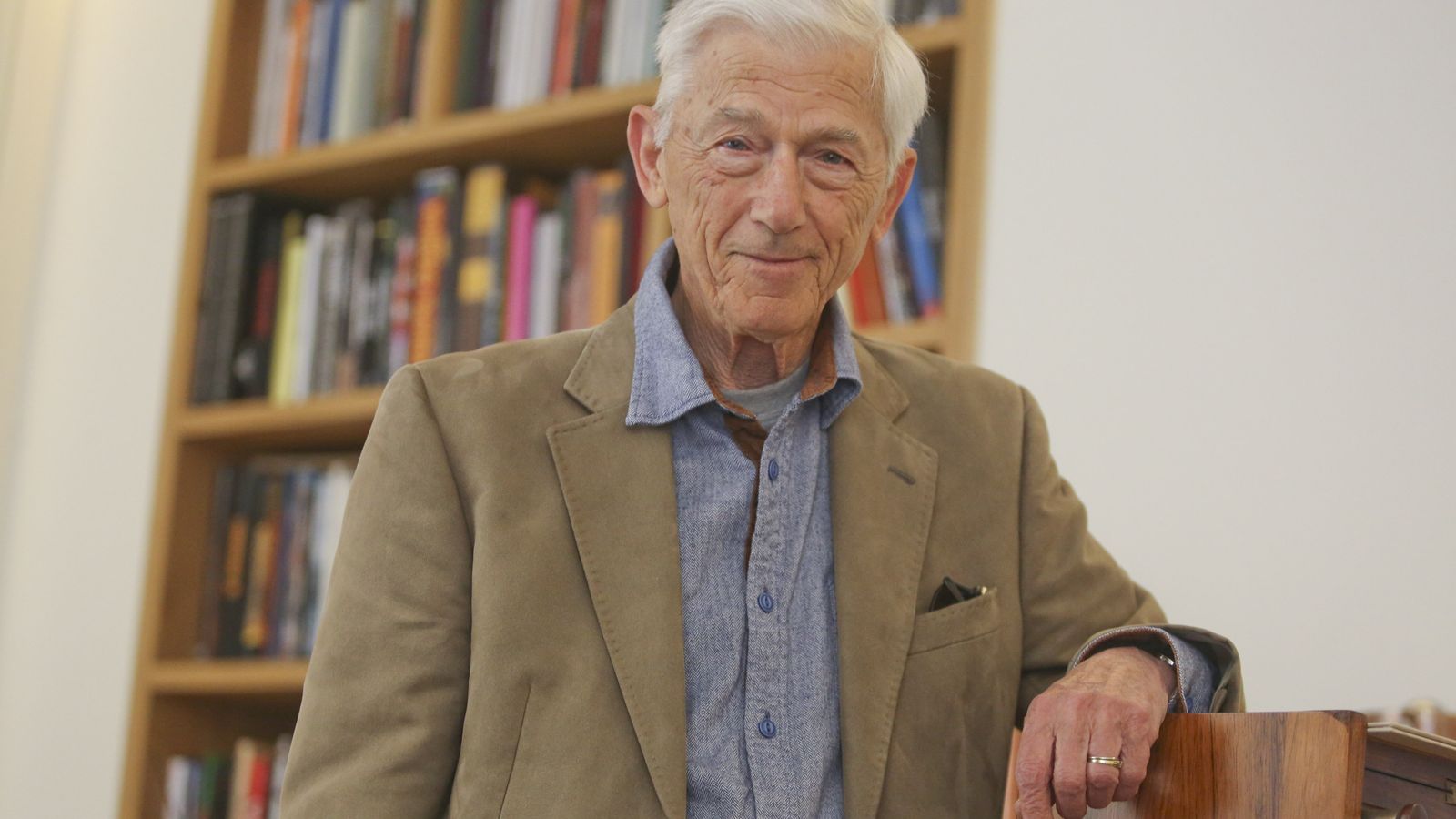 El escritor griego posa ante la cámara antes de la entrevista.