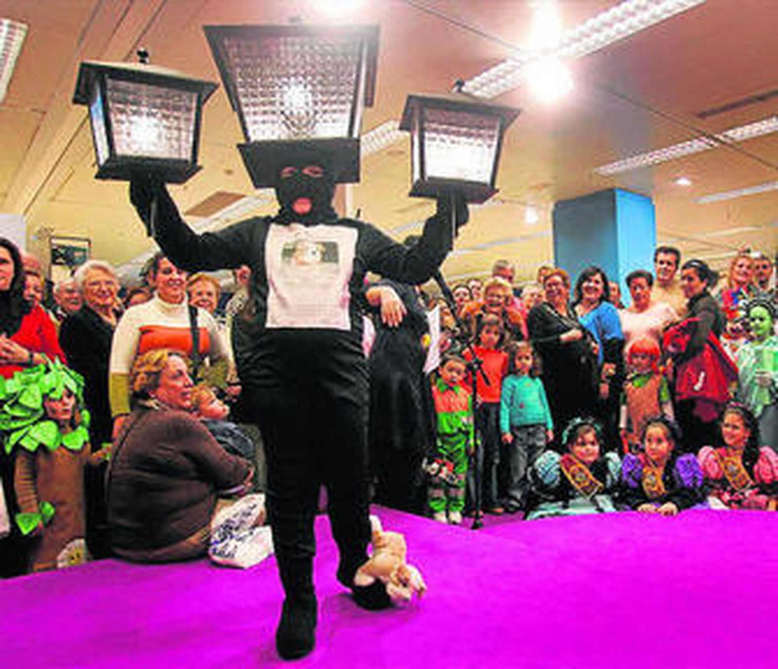 Un pequeño disfrazado de farola.