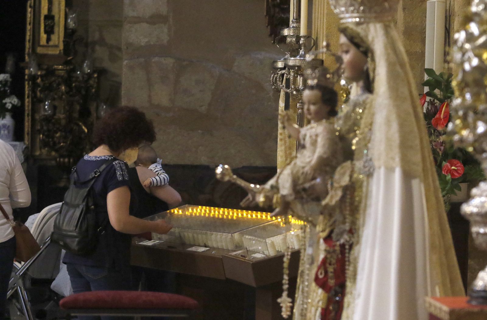 Fieles en la iglesia de San Lorenzo de Córdoba.