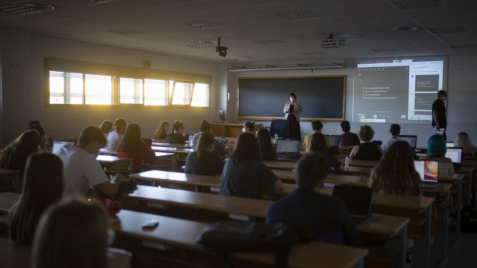 Desarrollo de una clase en la Facultad de Comunicación con el 33% de aforo.