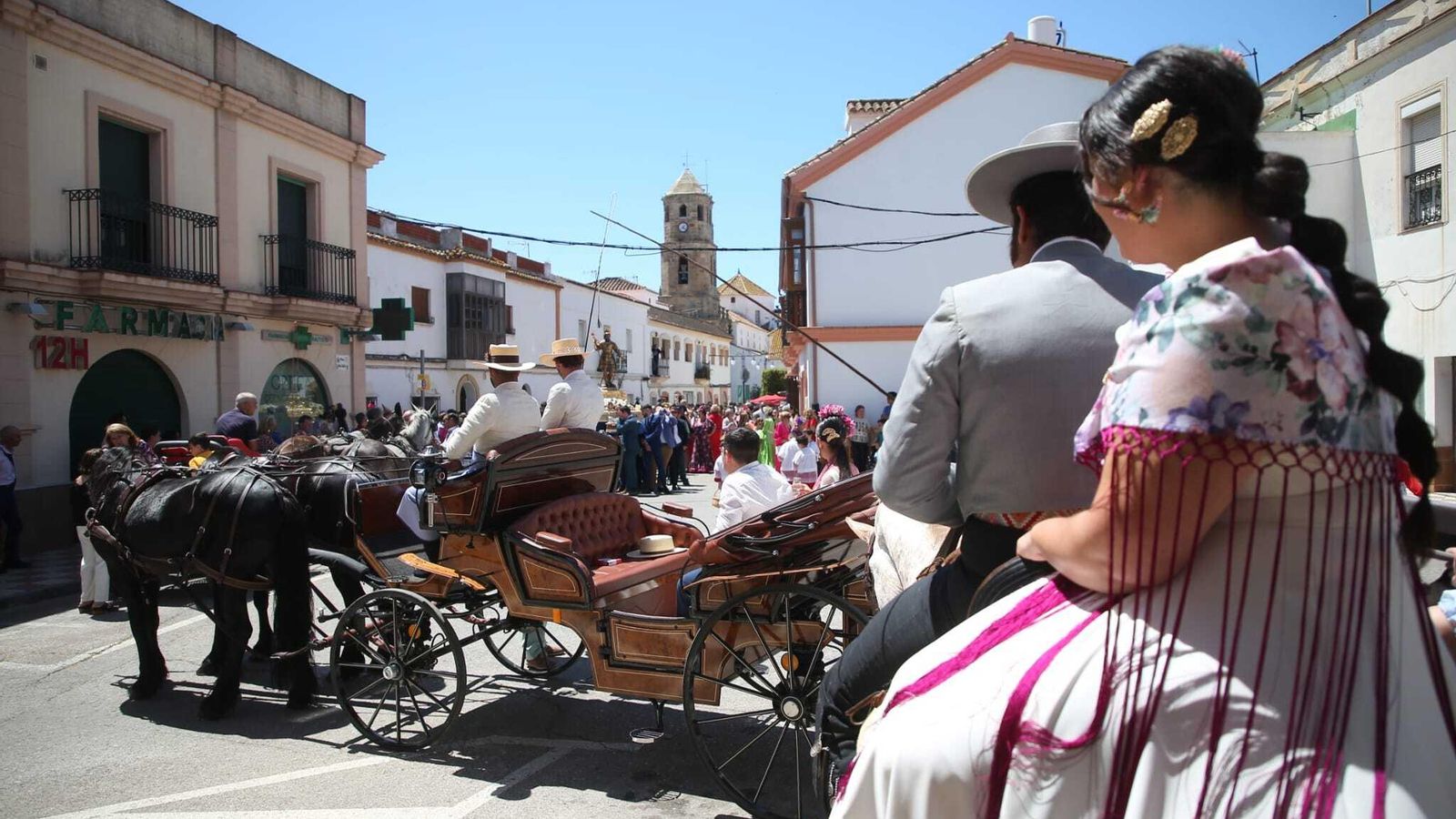 La comitiva, escoltada por caballistas ataviados con el traje típico.