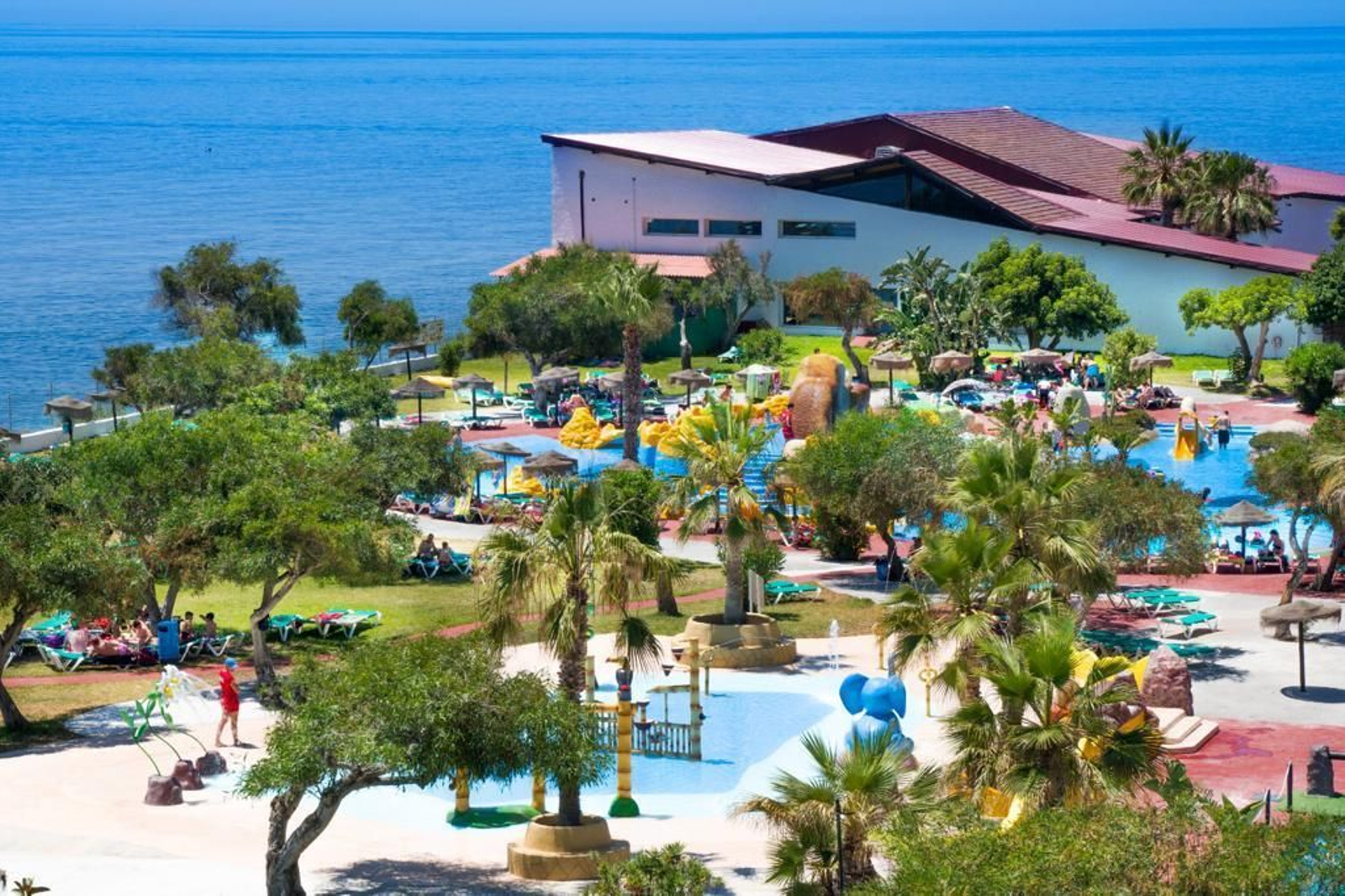 Aqua Tropic es un parque acuático de más de 30.000 metros cuadrados y se ubica en Almuñécar Granada.