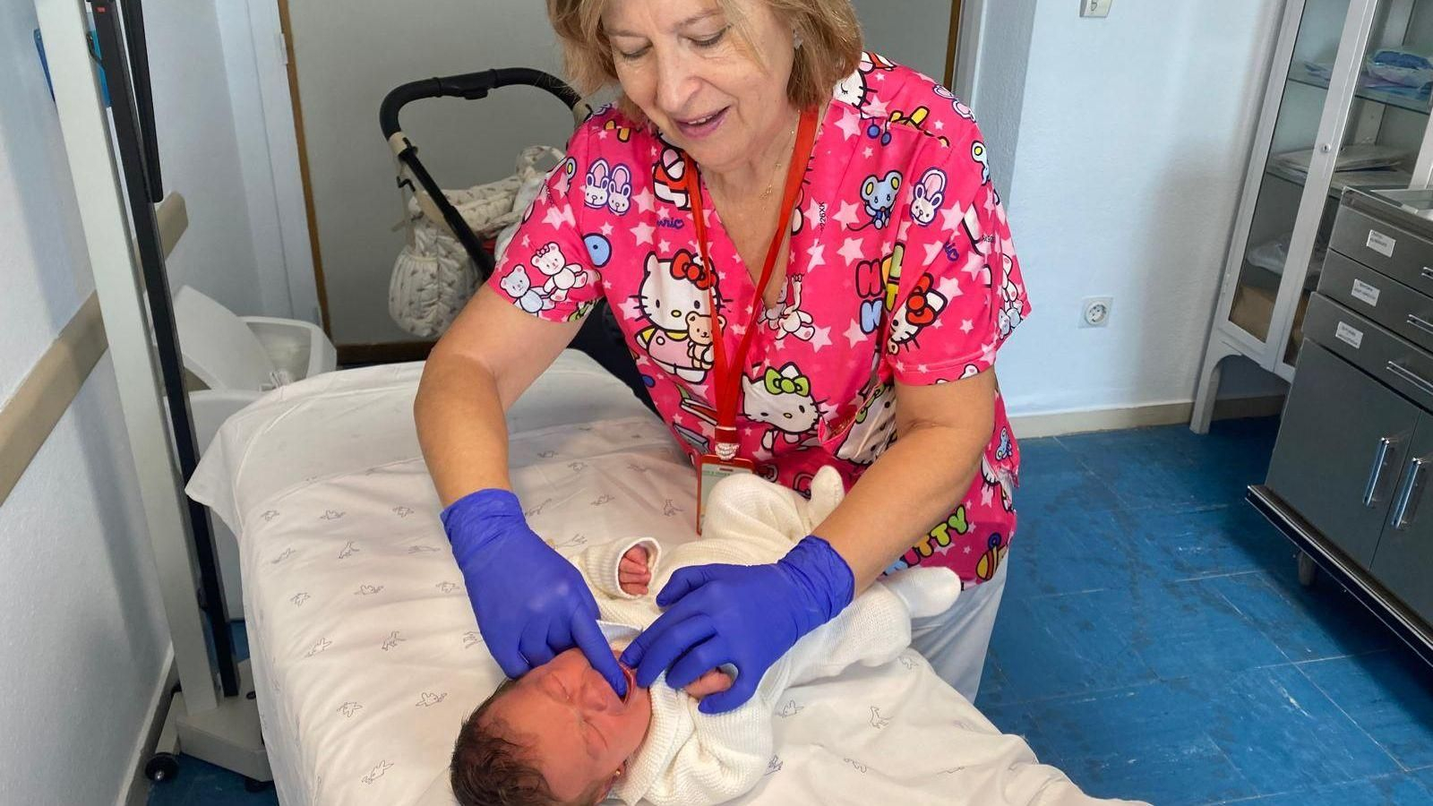 La terapeuta ocupacional durante un tratamiento La terapeuta ocupacional durante un tratamiento