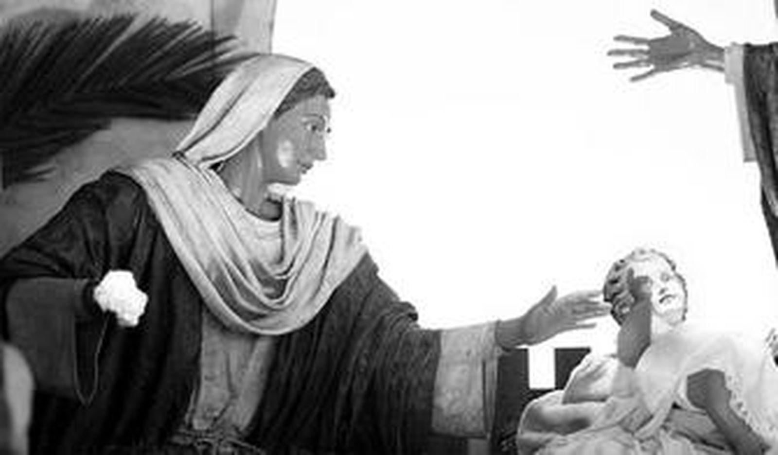 Imágenes de la Virgen María y el Niño Jesús, que han sido dañadas.