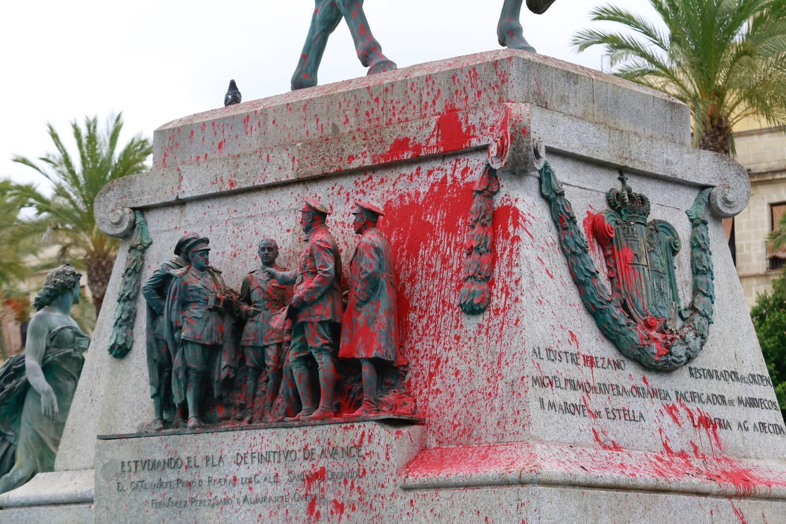 Estado en el que quedó la estatua de Miguel Primo de Rivera tras el acto vandálico