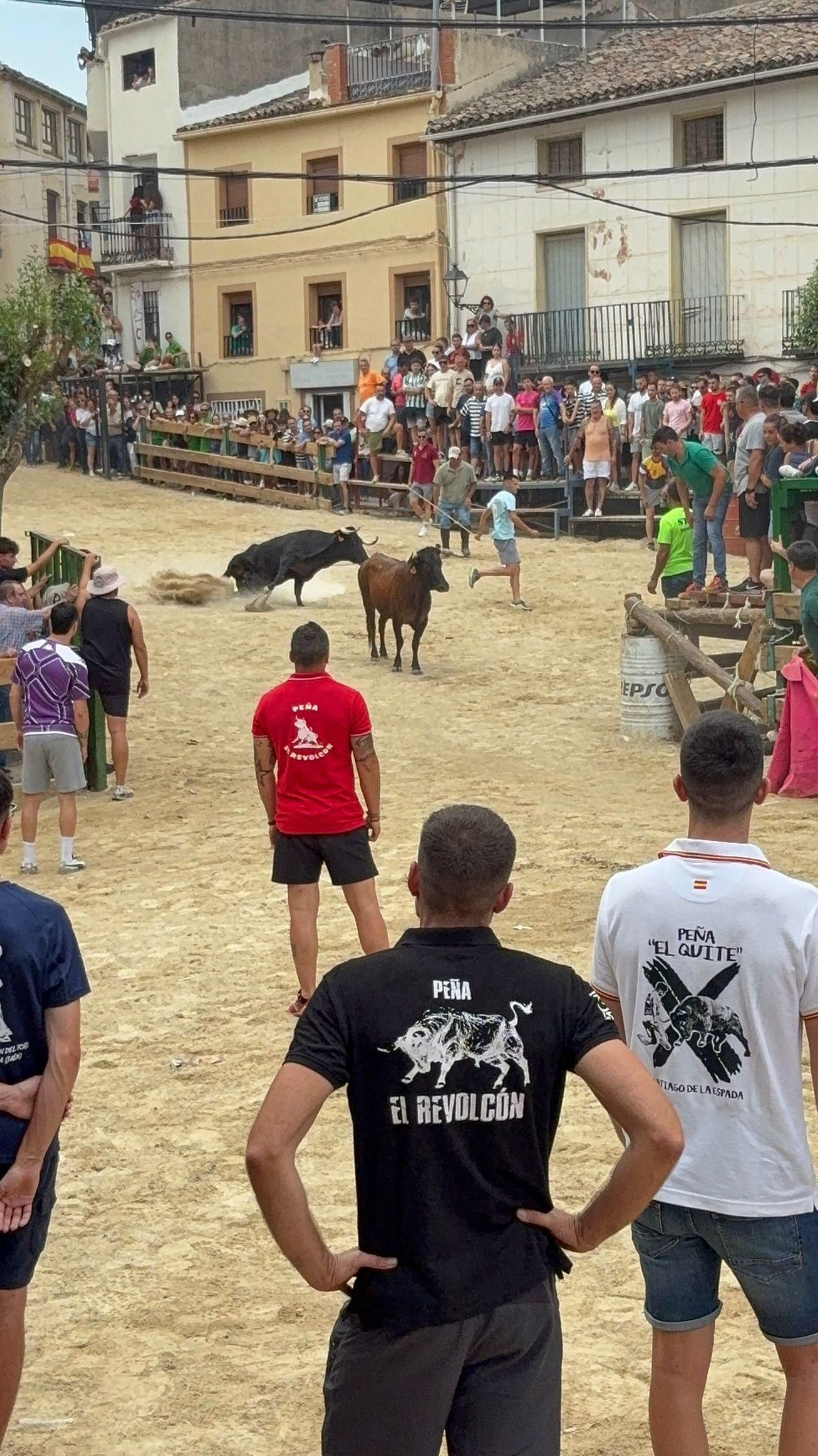Saltos y fintas de vértigo en los encierros de Santiago de la Espada, en imágenes