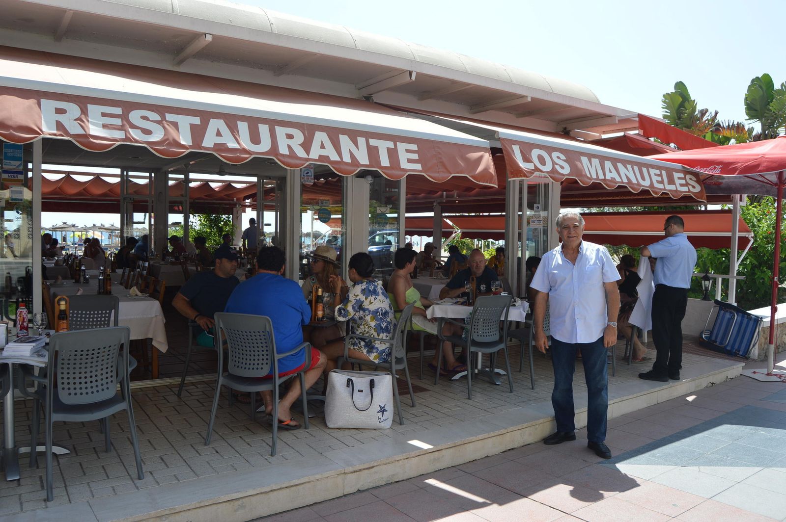El empresario Manuel Villafaina en su chiringuito Los Manueles de Playamar, en Torremolinos.