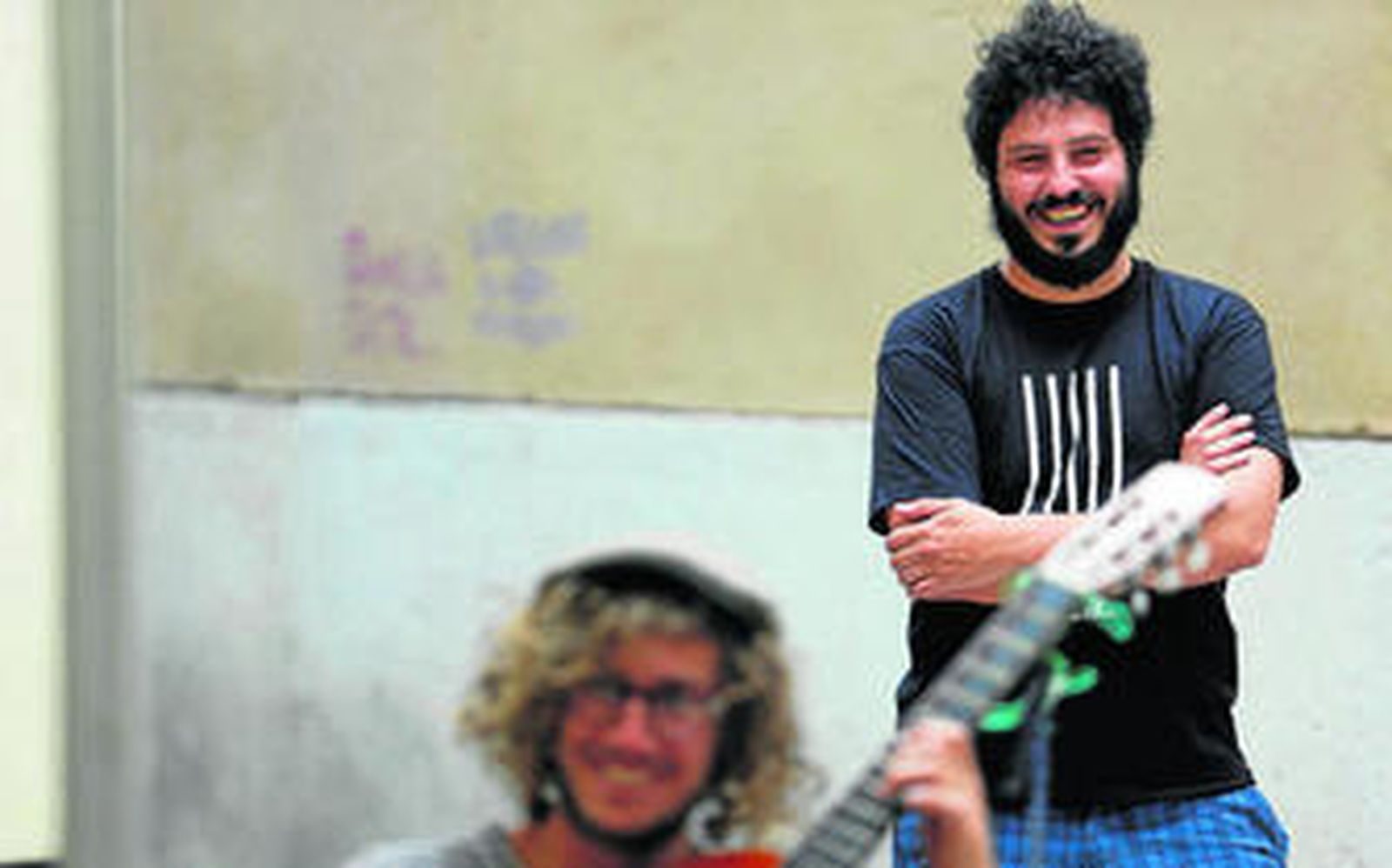 El Kanka guarda las espaldas a un músico callejero, en el centro de Málaga.