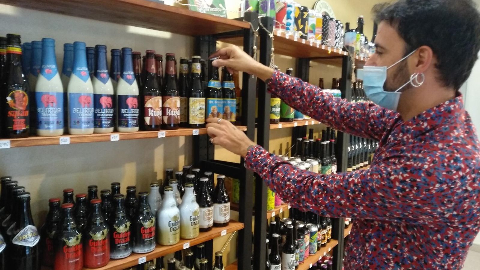 Iván Navas muestra la variedad de cervezas en Pez Cerveza