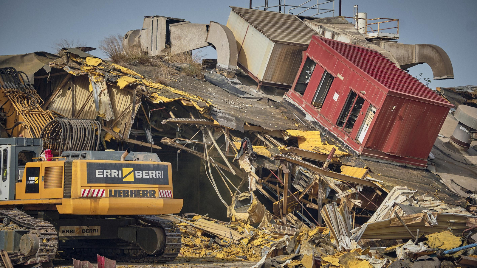 Derribo de la antigua factoría de Delphi.