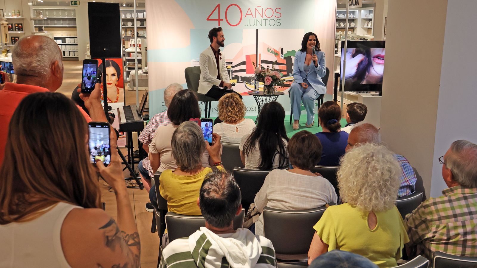 Diana Navarro, en El Corte Inglés de Jerez por el 40 aniversario