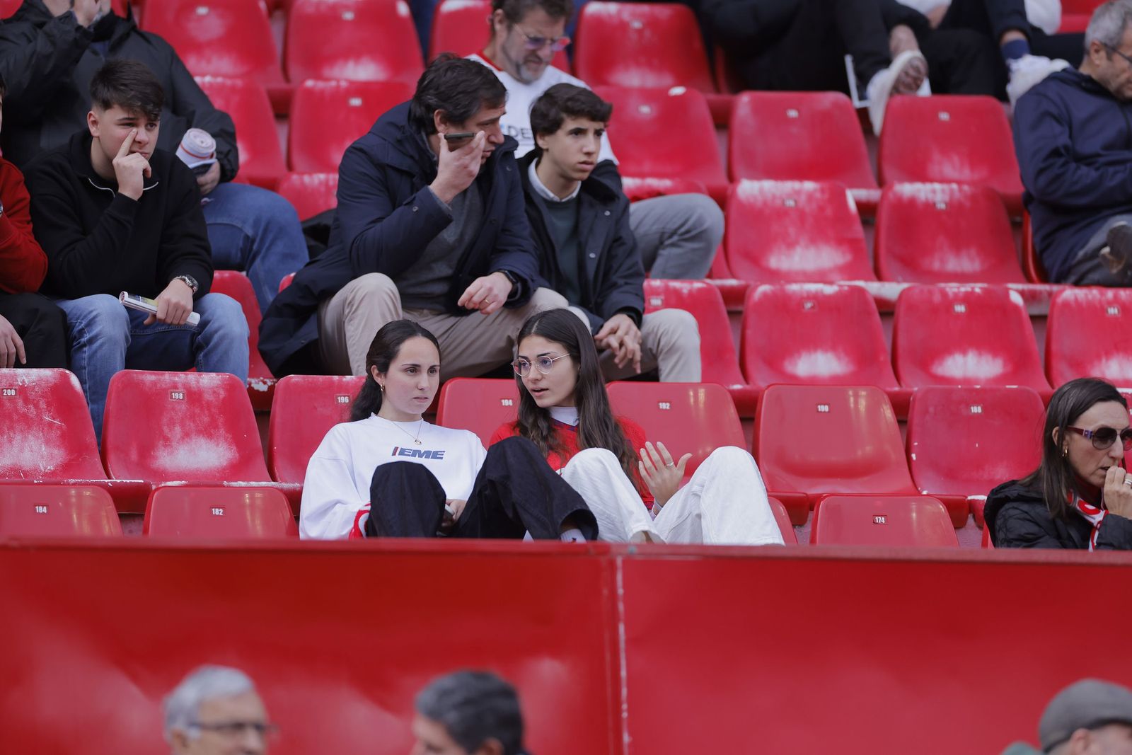 Búscate en las fotos del Sevilla - Girona