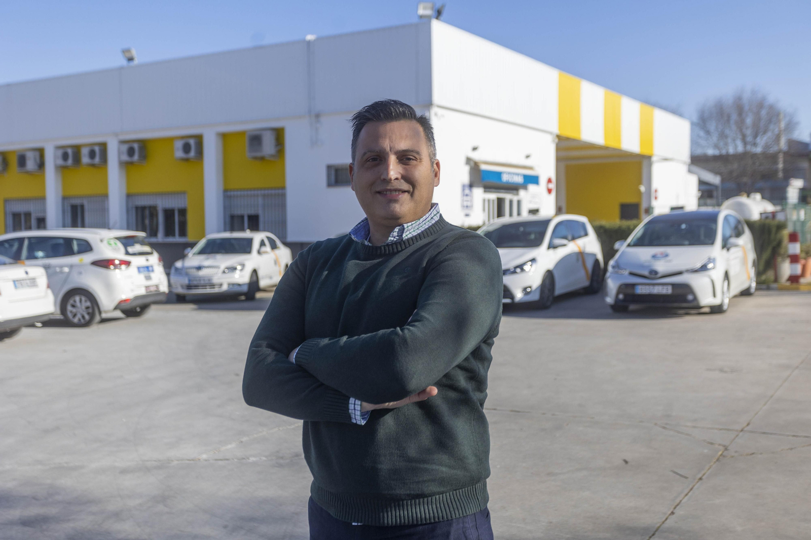 David Capelo, nuevo presidente dela Unión Sevillana del Taxi, en el exterior de la sede, en la avenida Roberto Osborne.