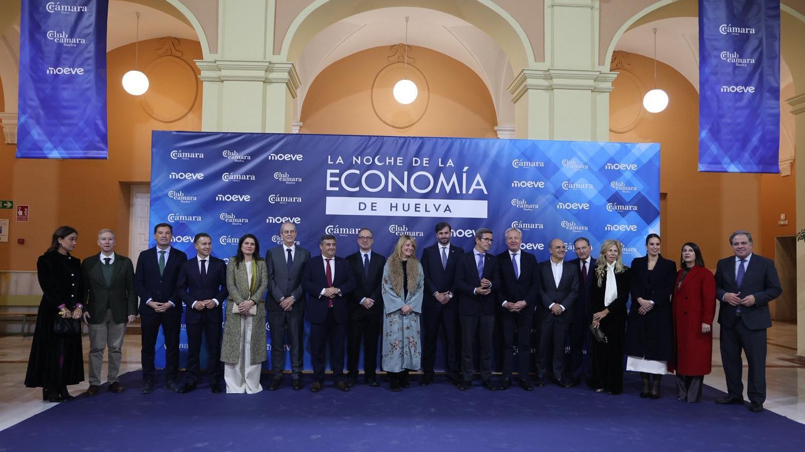 Foto de familia de premiados y autoridades asistentes a 'La noche de la Economía'.