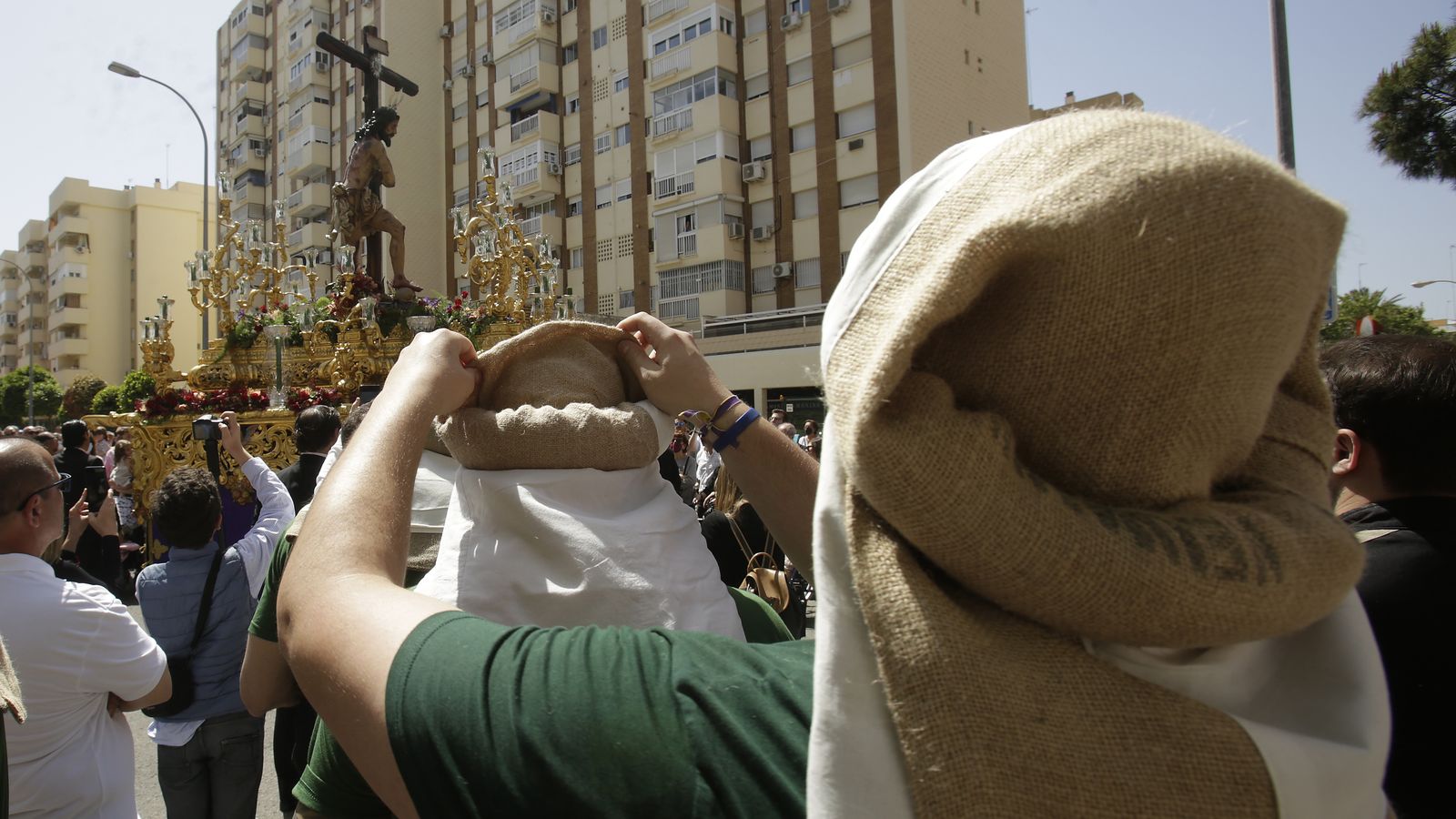 Costaleros de la Hermandad del Sol ante el paso del Varón de Dolores el Sábado Santo