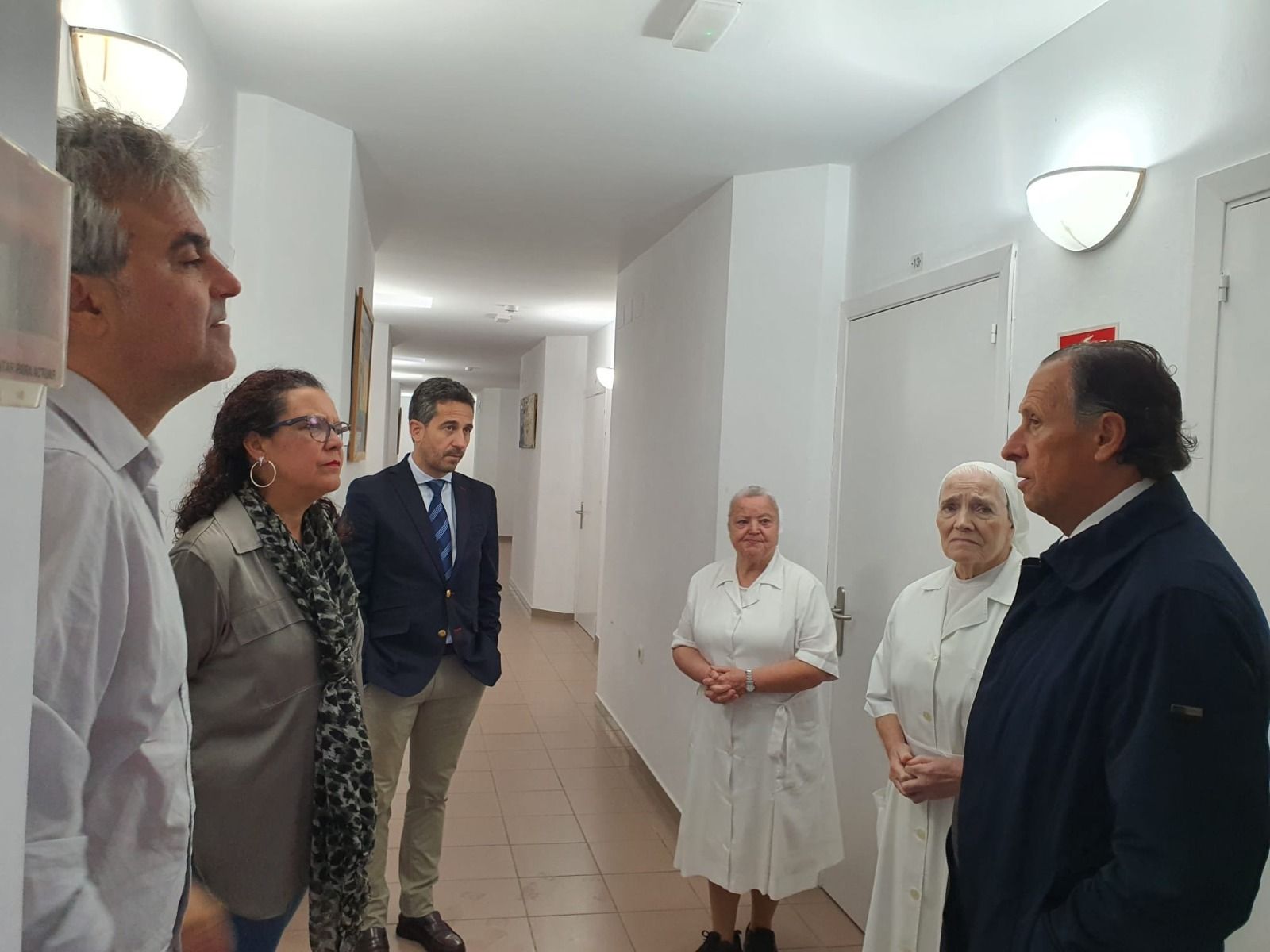 José María Román conversa con representantes del centro