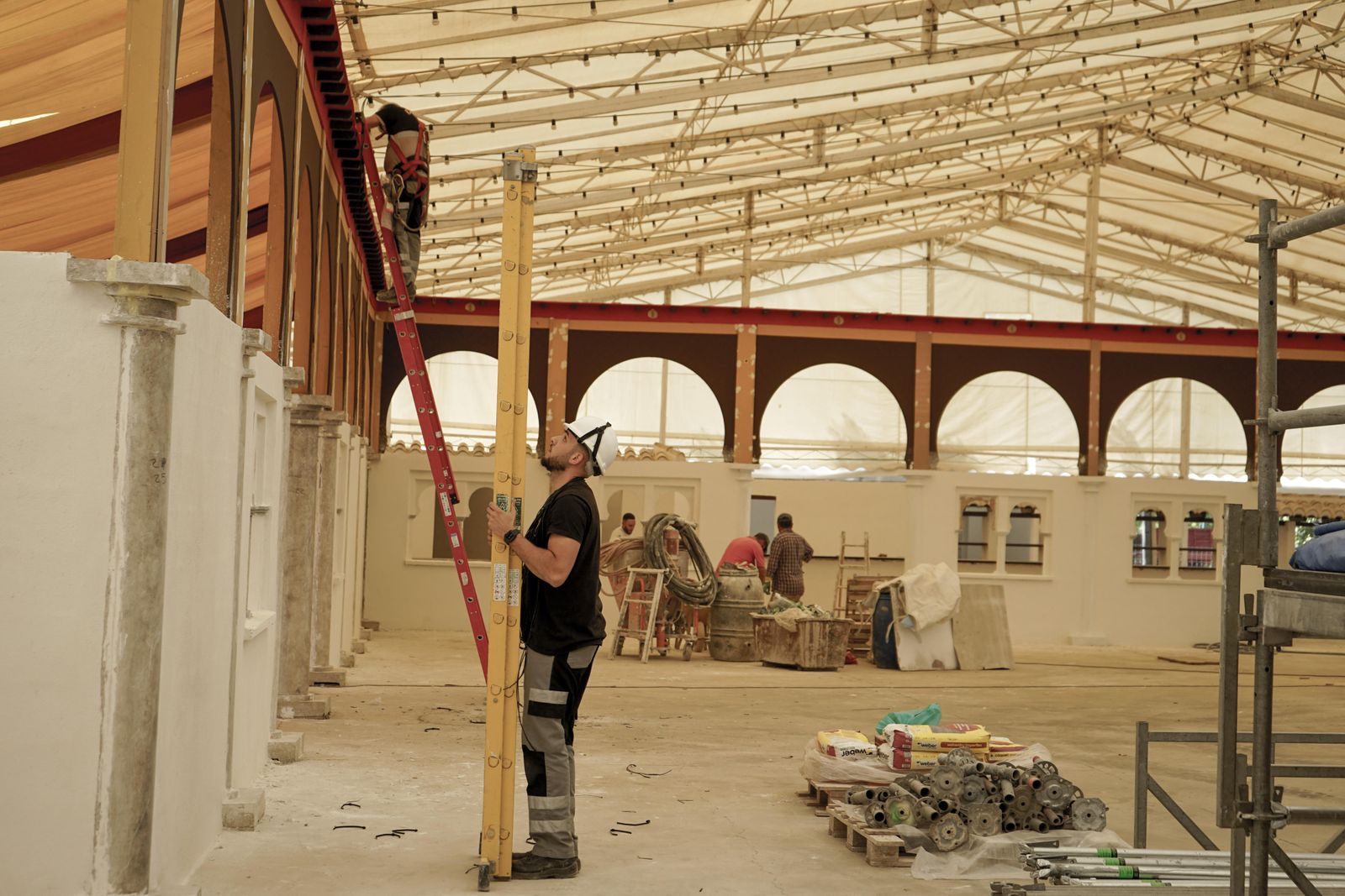 Trabajos de puesta a punto de casetas para la Feria de Granada