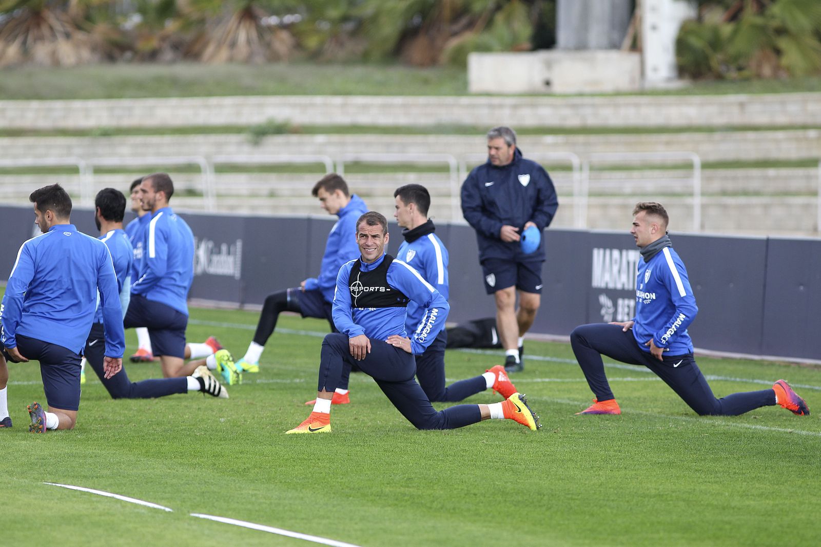 Duda, en el centro de la imagen, realiza estiramientos.